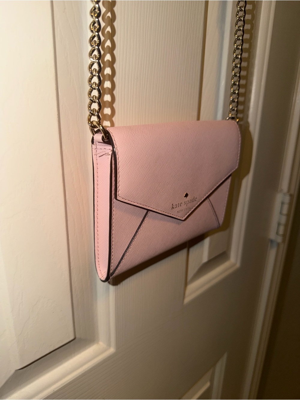 kate spade light pink envelope crossbody with gold chain - Picture 8 of 9